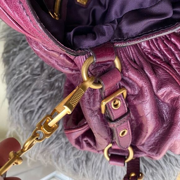 AUTH Miu Miu purse. Gold hardware all 100%‎ leather. Miu Miu the cousin of Prada - Picture 5 of 7